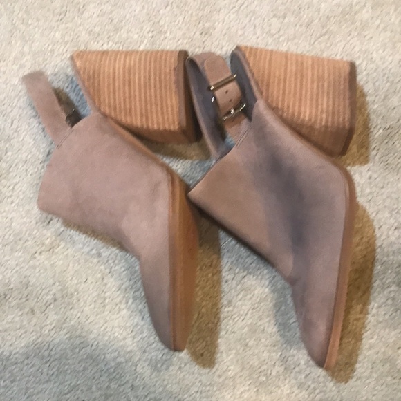 Vince Camuto Closed Toe Leather Upper Buckle Strap Block Heel Mule Sandal-11 - Picture 3 of 9